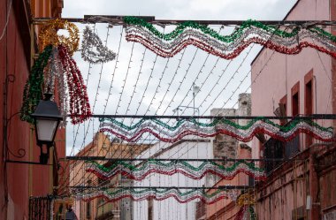 Sokak güzel bir ışık ve dekorasyon gösterisiyle süslenmiş. Queretaro şehrinin tarihi merkezi, Meksika 'nın Bağımsızlık Günü' nü, sömürge mimarisini, sokaklarını ve cephelerini kutlamak için dekorasyon ve gelenekler