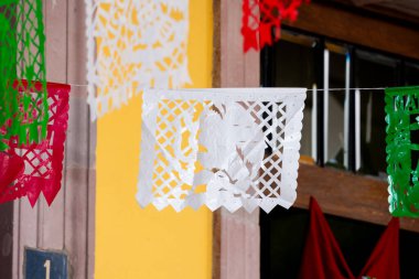 Üzerinde bir kadının resmi olan beyaz bir kağıt bir ipten sarkıyor. Queretaro şehrinin tarihi merkezi, Meksika 'nın Bağımsızlık Günü' nü, sömürge mimarisini, sokaklarını ve cephelerini kutlamak için dekorasyon ve gelenekler