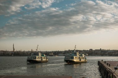 Deniz kıyısında bir kasabada tekneler 