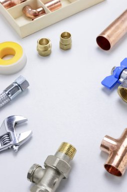 Bakır borular ve diğer sıhhi tesisat malzeme ve araçları metal vanalar, ayarlanabilir bir anahtar ve bir ayarlanabilir anahtar başlık resmi merkezi kopya alanı ve dikey yazdırma yönü