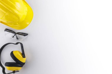Earmuffs, koruyucu gözlük ve baret beyaz bir arka plan üzerinde kopya alanı ile