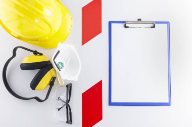 Kırmızı ve beyaz bant baret, etkilidirler, yüz maskesi ve gözlük ve beyaz bir arka plan üzerinde boş levha ile bir pano gibi inşaat emniyet dişli arasında barikat kurun