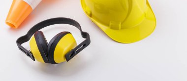 Başlık resmi sarı baret, trafik koni ve beyaz zemin üzerine etkilidirler