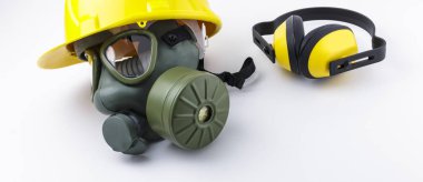 Gaz maskesi ile kask yanında bir çift beyaz arka plan afiş resim üzerinde koruyucu etkilidirler