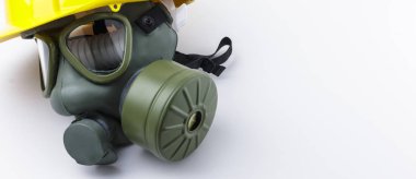 Gaz maskesi ile beyaz arka plan afiş resmi kopya alanı ile zor şapka