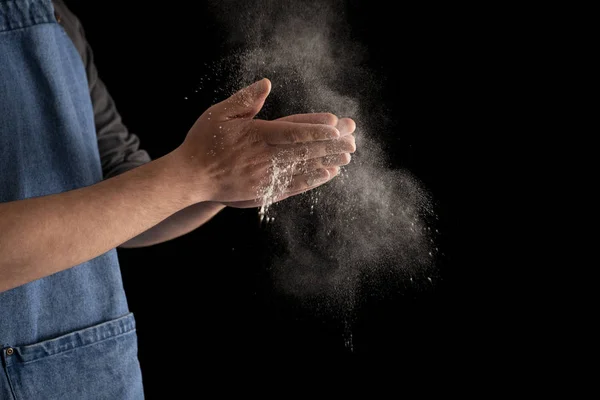 Baker Polvilhar Mãos Com Farinha Fundo Preto — Fotografia de Stock