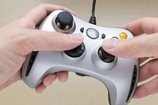 Nahaufnahme Von Händen Die Mit Einem Videospielcontroller Oder Gamepad Spielen — Stockfoto