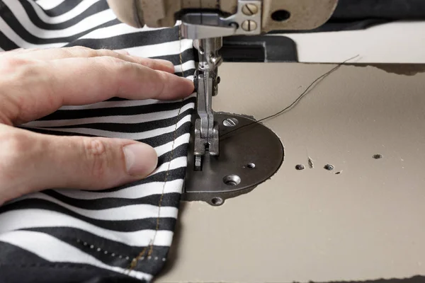 Ткань Сшивания Рук Помощью Швейной Машинки — стоковое фото
