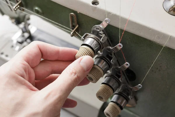 Mão Girando Botão Uma Máquina Costura Elétrica — Fotografia de Stock