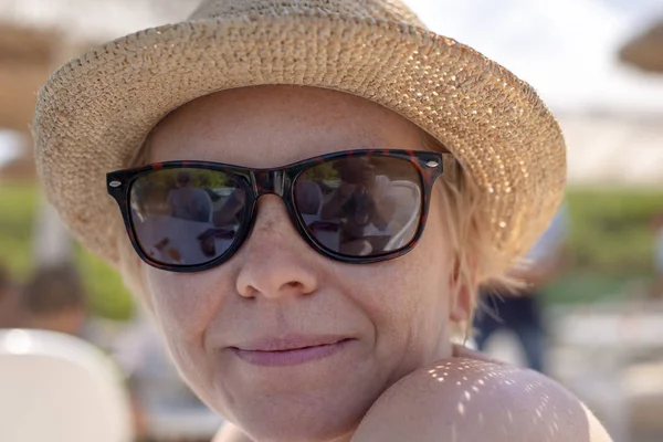 Primer Plano Una Señora Con Gafas Sol Sombrero Paja Verano —  Fotos de Stock