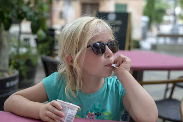 Petite Fille Portant Des Lunettes Soleil Mangeant Yaourt Pudding Dans — Photo