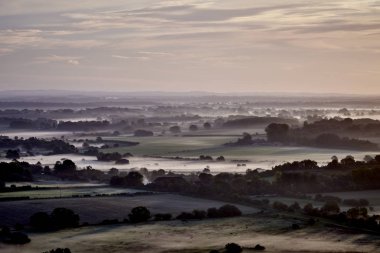 Bulutlu gökyüzü Güney Downs Milli Parkı manzaralı