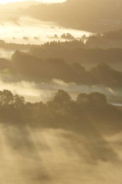 Parlayan aşağı South Downs Milli Parkı üzerinde parlak sabah güneş ışınları