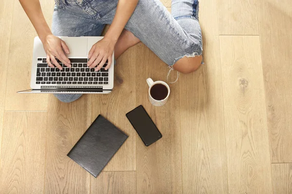 Overhead syn på golvet med kvinna som använder laptop kaffe smarphone — Stockfoto