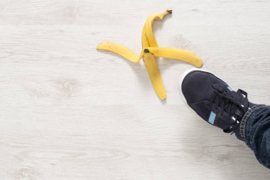 Muz Kabuğuna Basmak Üzere Olan Bir Ayağın Yükü