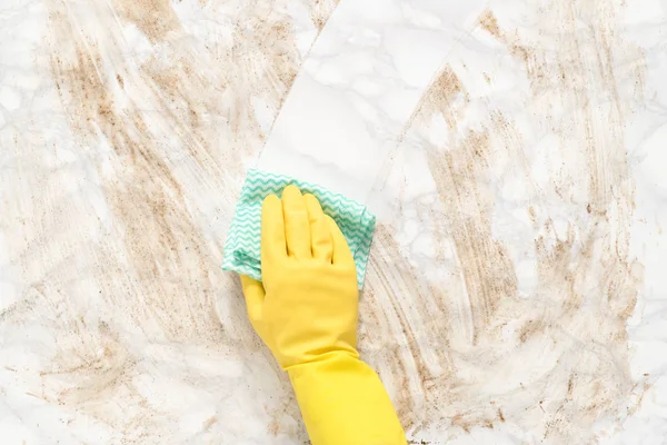 Mão na luva Limpando Limpe um contador sujo com toalha de papel — Fotografia de Stock