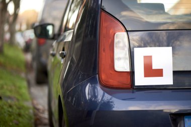 Blue Hatchback Compact'ın Arka Yerinde Öğrenci Sürücü 'L' İşareti 