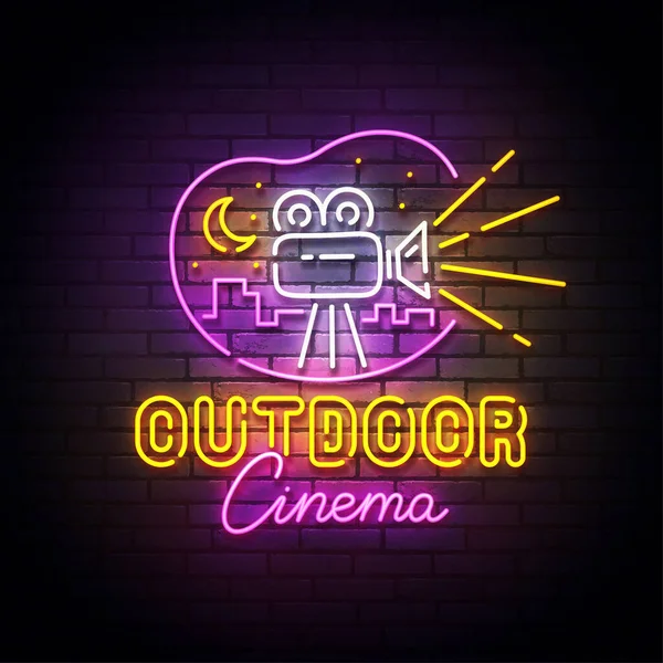 Sinal de néon de cinema ao ar livre, drive-in cinema com carros no ar livre estacionamento logotipo néon, emblema. Ilustração vetorial — Vetor de Stock