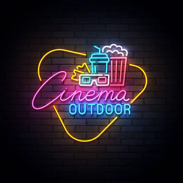 Cine al aire libre letrero de neón, cine drive-in con coches en el logotipo de estacionamiento al aire libre de neón, emblema. Ilustración vectorial — Vector de stock