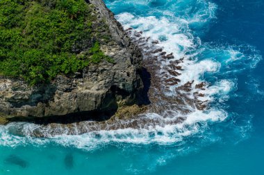 Baş döndürücü, kıvrımlı köpüklü su dalgaları okyanusun yukarısından fotoğraflandı..