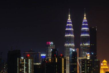 KUALA LUMPUR, MALAYSIA - 15 Haziran 2019; Kuala Lumpur şehir merkezi üzerinde gece görüşü (KL). KL, Malezya 'nın başkentidir. Modern silueti 451 metre yüksekliğindeki KLCC tarafından yönetiliyor.. 