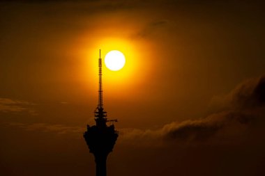 KUALA LUMPUR, MALAYSIA - 12 Ocak 2020; Kuala Lumpur Kulesi, Malezya 'da bulunan bir iletişim kulesidir. Yüksekliğini 421 metreye çıkaran bir anten içeriyor..