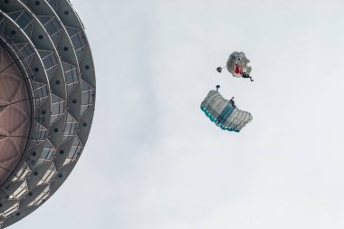 KUALA LUMPUR, MALAYSIA - 30. SEP 2018; KL Kulesi 'nden atlayan bir BASE atlayıcısı. KL Tower BASE Jump her yıl düzenlenen ve dünyanın dört bir yanından deneyimli BASE atlayışçılarının katıldığı bir etkinliktir..