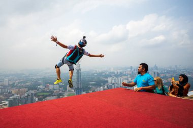 KUALA LUMPUR, MALAYSIA - 30. SEP 2018; KL Kulesi 'nden atlayan bir BASE atlayıcısı. KL Tower BASE Jump her yıl düzenlenen ve dünyanın dört bir yanından deneyimli BASE atlayışçılarının katıldığı bir etkinliktir..