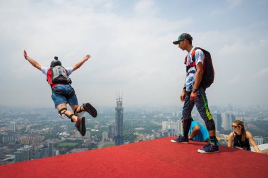 KUALA LUMPUR, MALAYSIA - 30. SEP 2018; KL Kulesi 'nden atlayan bir BASE atlayıcısı. KL Tower BASE Jump her yıl düzenlenen ve dünyanın dört bir yanından deneyimli BASE atlayışçılarının katıldığı bir etkinliktir..