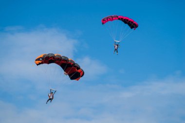 KUALA LUMPUR, MALAYSIA - 26. SEP 2019; KL Kulesi 'nden atlayan bir üs atlayıcısı. KL Tower BASE Jump her yıl düzenlenen ve dünyanın dört bir yanından deneyimli BASE atlayışçılarının katıldığı bir etkinliktir..