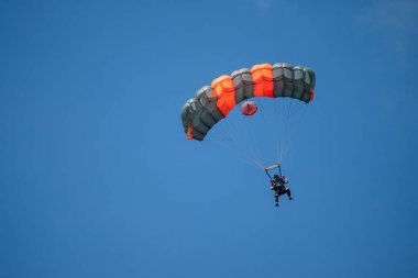 KUALA LUMPUR, MALAYSIA - 26. SEP 2019; KL Kulesi 'nden atlayan bir üs atlayıcısı. KL Tower BASE Jump her yıl düzenlenen ve dünyanın dört bir yanından deneyimli BASE atlayışçılarının katıldığı bir etkinliktir..