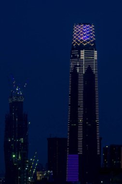 KUALA LUMPUR, MALAYSIA - 4 Eylül 2019; The Exchange 106 Tun Razak Exchange alanı içinde bir gökdelendir. 106 katlı binanın tepesinde 12 katlı aydınlık bir taç var. Bu da onu 452 metre yüksekliğinde yapıyor..