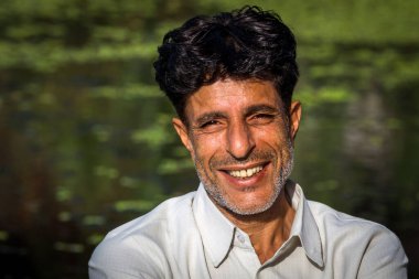 KASHMIR, Hindistan - 17. SEPT 2019; Kaşmir 'de bir Kaşmirlinin portresi. 1947 'den beri Pakistan ve Hindistan arasında Kaşmir' in mülkiyeti tartışılmaktadır..