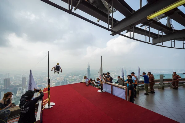 Kuala Lumpur Malaysia 30Th Sep 2018 Base Jumpers Jumps Tower — Fotografia de Stock