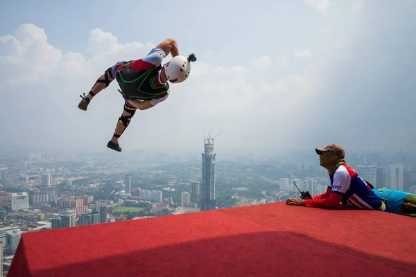 Kuala Lumpur Malaysia 30Th Sep 2018 Base Jumpers Jumps Tower — Stock Photo, Image