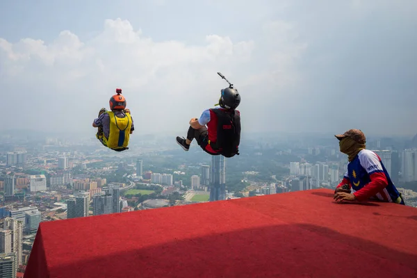 Kuala Lumpur Malaysia 26Th Sep 2019 Base Jumpers Jumps Tower — Stock Photo, Image