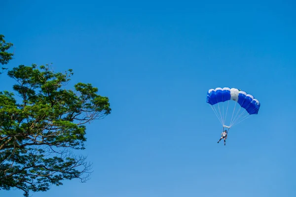 Kuala Lumpur Malaysia 26Th Sep 2019 Base Jumpers Jumps Tower — Stock Photo, Image