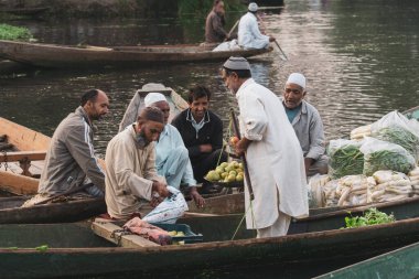 KASHMIR, INDIA - 20. SEPT 2019; Hindistan 'ın Kashmir Gölü' ndeki geleneksel yüzer pazar sabahı görünümü. 1947 'den beri Pakistan ve Hindistan arasında Kaşmir' in mülkiyeti tartışılmaktadır..