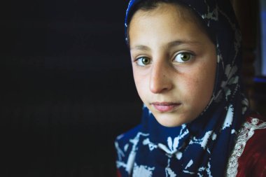 KASHMIR, Hindistan - 18. SEPT 2019; Kaşmir 'de bir Kaşmir kızının portresi. 1947 'den beri Pakistan ve Hindistan arasında Kaşmir' in mülkiyeti tartışılmaktadır..
