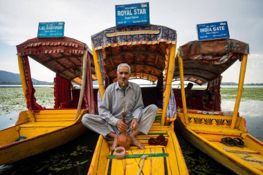 KASHMIR, Hindistan - 17. SEPT 2019; Kaşmir 'de bir Kaşmirlinin portresi. 1947 'den beri Pakistan ve Hindistan arasında Kaşmir' in mülkiyeti tartışılmaktadır..