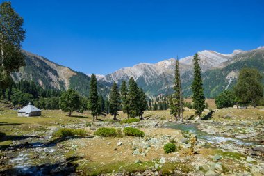 Sonamarg Vadisi 'ndeki geleneksel köy manzarası. Macera sporları ve vadide at sürüşüyle ünlüdür. 3,500 metreden daha yüksek bir yerde..