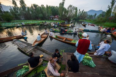 KASHMIR, Hindistan - 20. SEPT 2019; Hindistan 'ın Kashmir Gölü' ndeki geleneksel yüzen pazar manzarası.