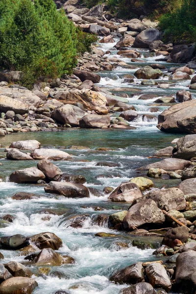 Rio Imaculado Sobre Bela Paisagem Montanhosa Naranag Jammu Caxemira Índia — Fotografia de Stock