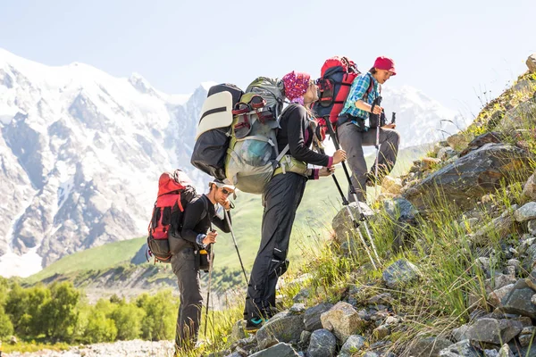 Senderismo en hermosas montañas. Grupo de excursionistas disfrutan del clima soleado —  Fotos de Stock