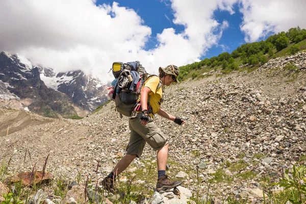 Güzel dağlar'da yürüyüş. Grup yürüyüşçü tadını güneşli hava