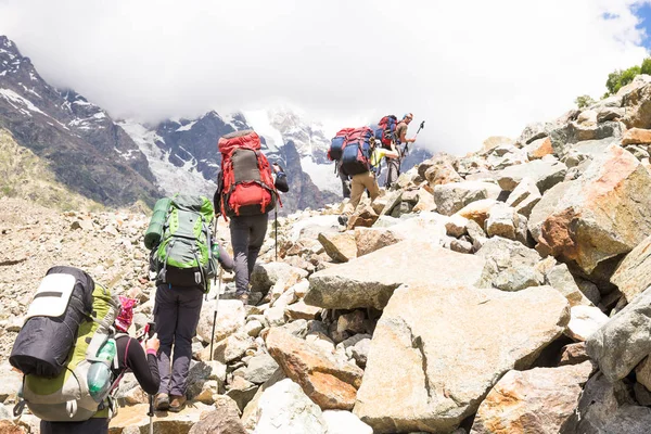 Güzel dağlar'da yürüyüş. Grup yürüyüşçü tadını güneşli hava