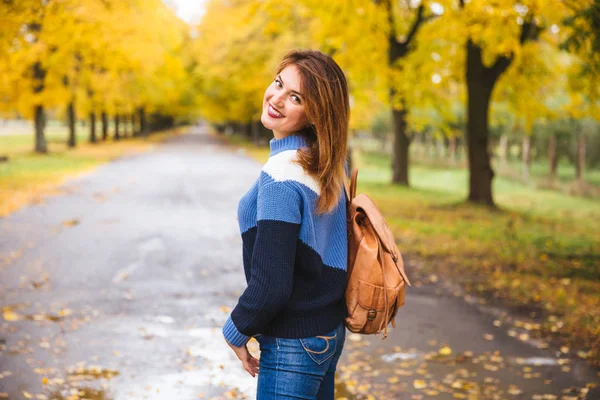 美しい秋の公園で雨の中を歩いて幸せな女. — ストック写真