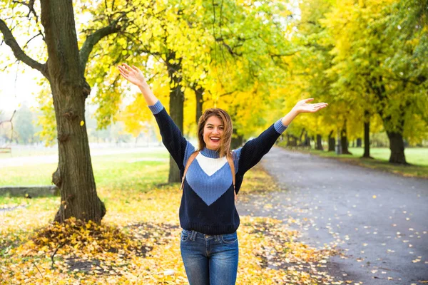 快乐的女人走在雨中美丽的秋天公园. — 图库照片