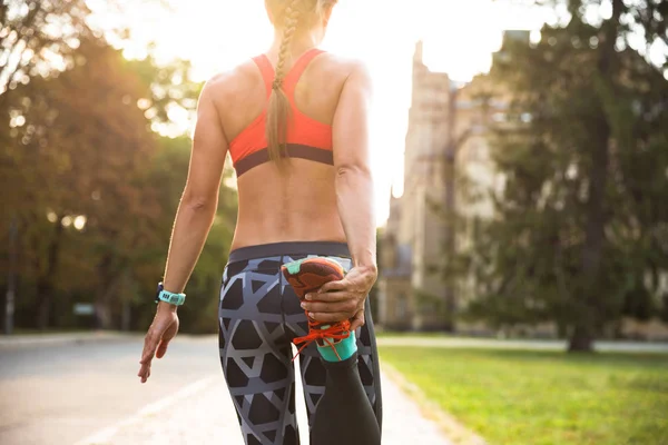 Mujer Deportiva Entrenando Afuera Parque Ciudad Tiempo Otoño —  Fotos de Stock