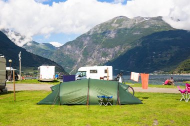 Karavan kamp tarafından Norveç'te Geirangerfjord. Kavram resimleri